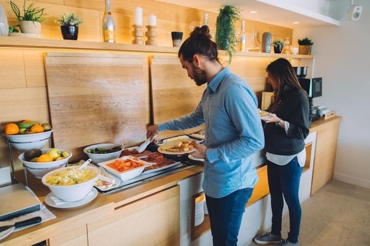 Clientes cogiendo el desayuno del buffet del Nakar Hotel