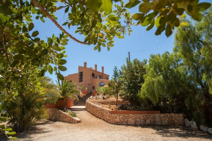 'El Cortijo de la Media Luna' se erige en un oasis de calma.