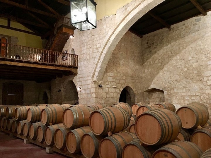 Una peculiar bodega en la reconstruida iglesia de San Martín.