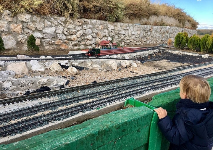 Los niños pueden disfrutar de una maqueta del castillo y un tren.