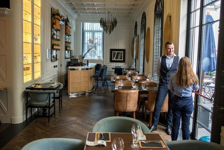 El bar restaurante más informal, con patio incluido, que se convierte en reclamo con su entrada por la calle Augusto Figueroa