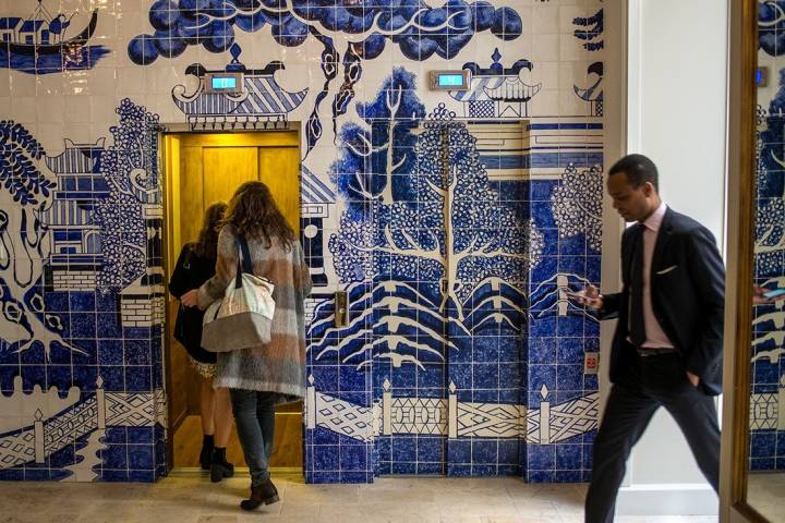 Aires ibicencos con los azulejos baleares en uno de los halls del hotel.