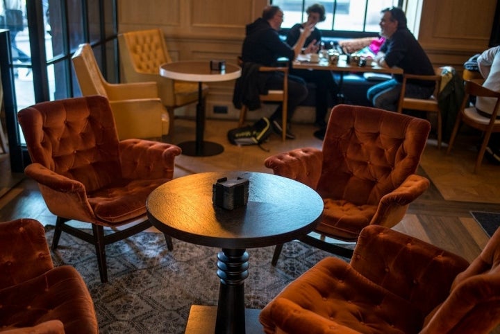 Sillones de terciopelo rojo en la cafetería que invitan a largas charlas