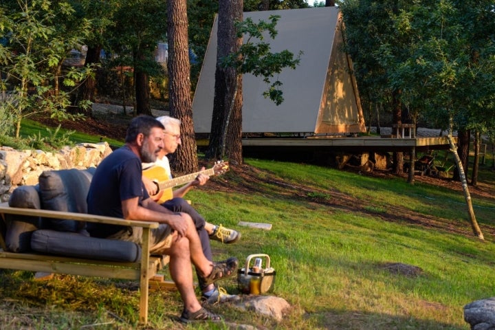 Tocando la guitarra en el glamping Amaraxe, en Porto do Son