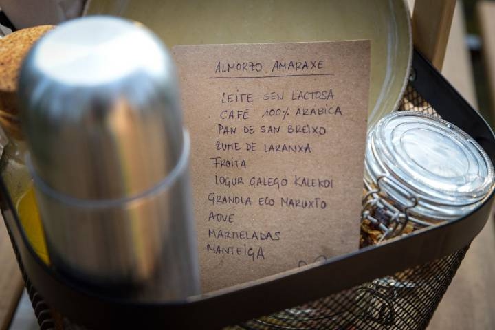 Lista del desayuno del glamping Amaraxe, en Porto do Son