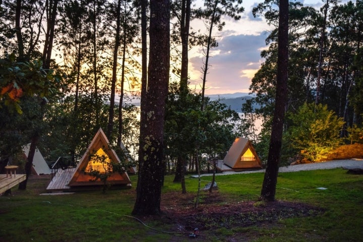 Anochecer en el glamping Amaraxe, en Porto do Son