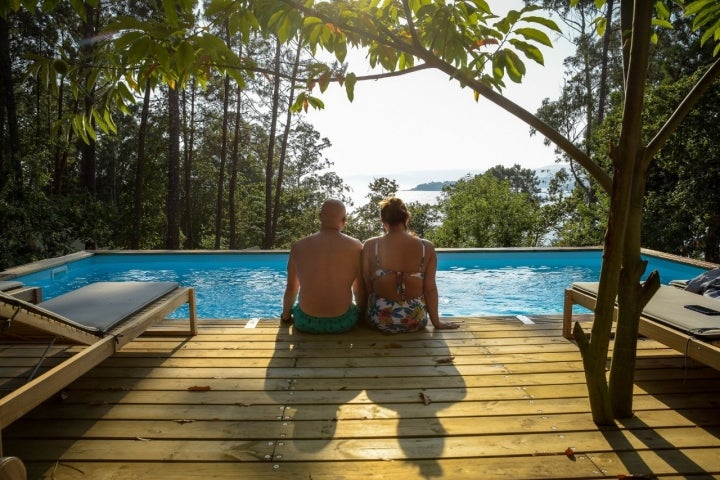 Piscina del glamping Amaraxe, en Porto do Son