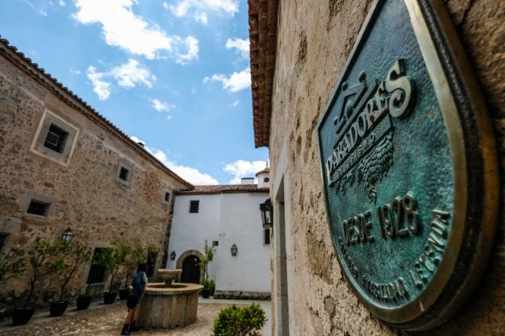 Entrada a la recepción del Parador de Trujillo.