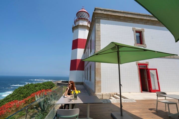 Galicia.. Hotel Faro Silleiro.Exterior terraza bar