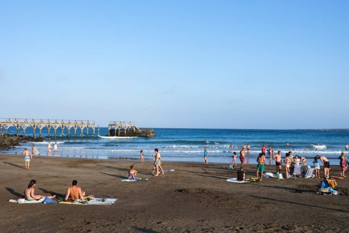 La playa está a escasa distancia del alojamiento, en el pueblo de Arrieta.