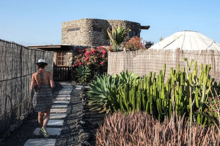 La finca es como un mini pueblo de casas y tiendas separadas por senderos.