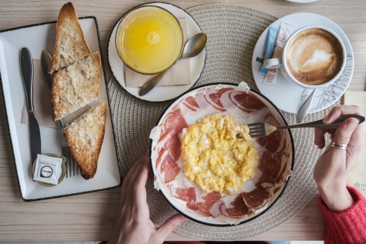 Huevos revueltos con paleta ibérica.