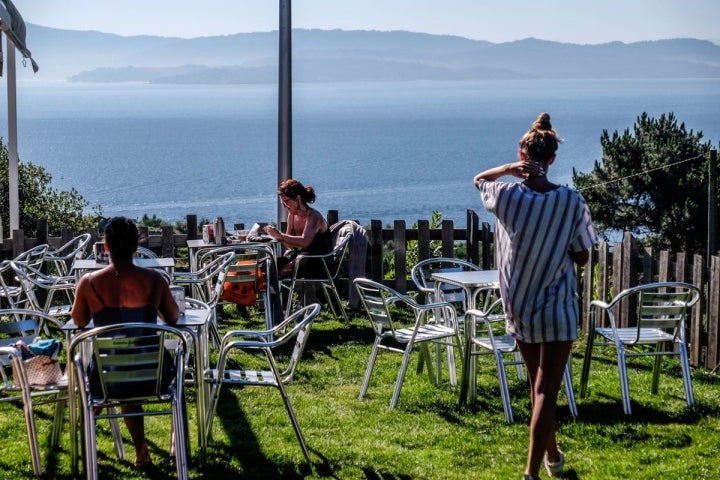 Terraza de la cafetería del camping.