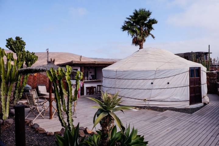 Las yurtas de 'Finca Arrieta', un ecoalojamiento situado en Lanzarote. Foto: Hugo Palotto.