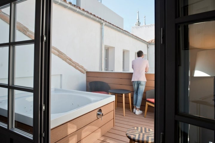 La Suite Meller cuenta con jacuzzi en la terraza y una elegancia de otro tiempo.