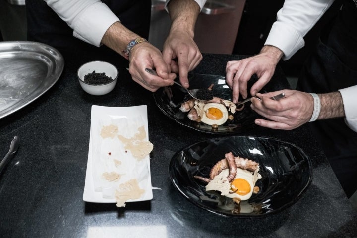 Los dos cocineros del restaurante emplatando.