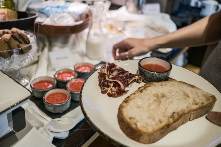 Parte del desayuno del hotel: jamón ibérico, pan y tomate.