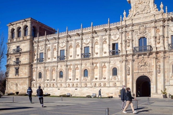 Habitación única del Parador de León: fachada de San Marcos