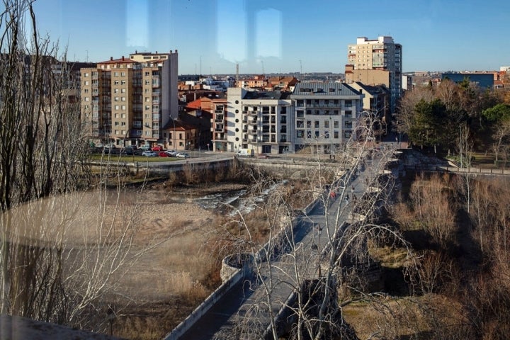 Habitación única del Parador de León: vistas al río Bernesga y barrio de Las Eras