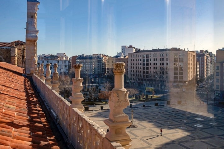 Habitación única del Parador de León: peineta de la fachada de estilo plateresco