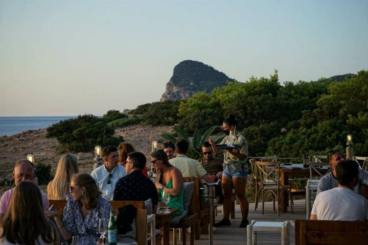 Hostal La Torre (Ibiza): servicio en la terraza al atardecer