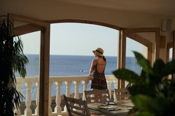 Hostal La Torre (Ibiza): mujer asomada al balcón