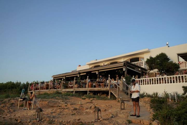 Hostal La Torre (Ibiza): terraza en el momento del atardecer