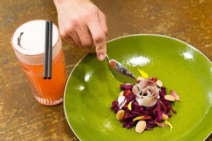 La ensalada de col de lombarda con 'usuzukuri' de caballa.