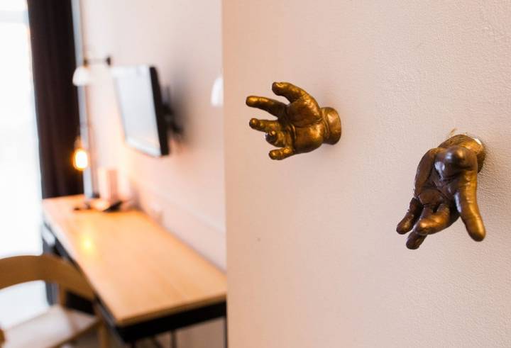 Los colgadores de bronce de Ignacio del Toro, una de las muchas sorpresas del hotel.