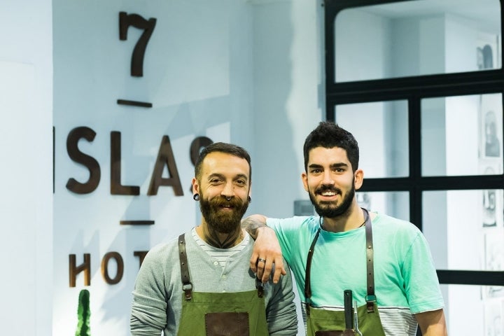 Los responsables de la barra de destilados, otra grata sorpresa del hotel.