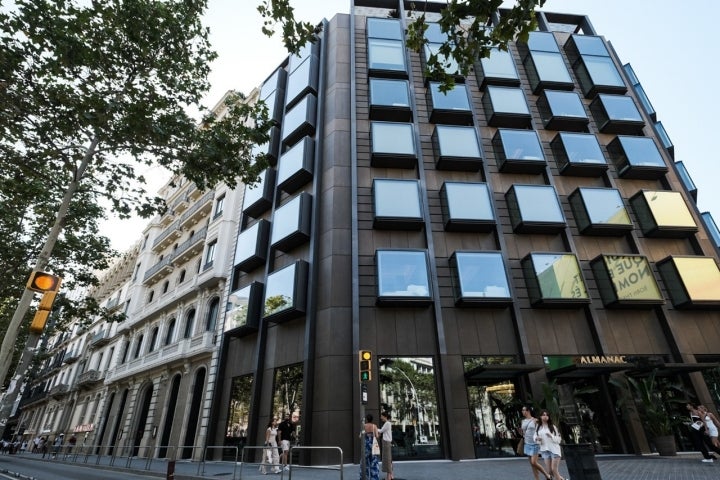 Fachada del hotel donde se ve la integración de los dos edificios.