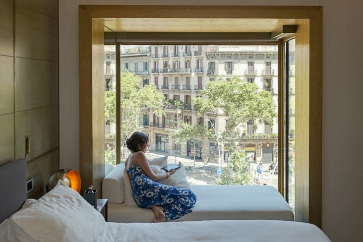 Mujer en el mirador flotante de una suite.