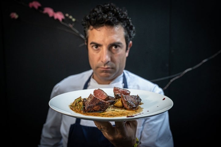 Giovanni con su pichón de Bresse, el plato más francés de la carta.