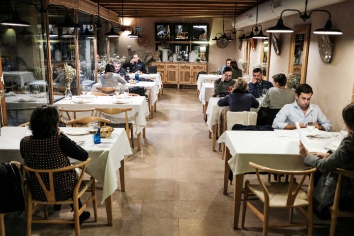 El comedor es luminoso durante el día y cálido durante las noches.