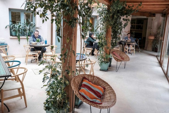 En esta zona del patio interior se sirven los desayunos durante las mañanas.