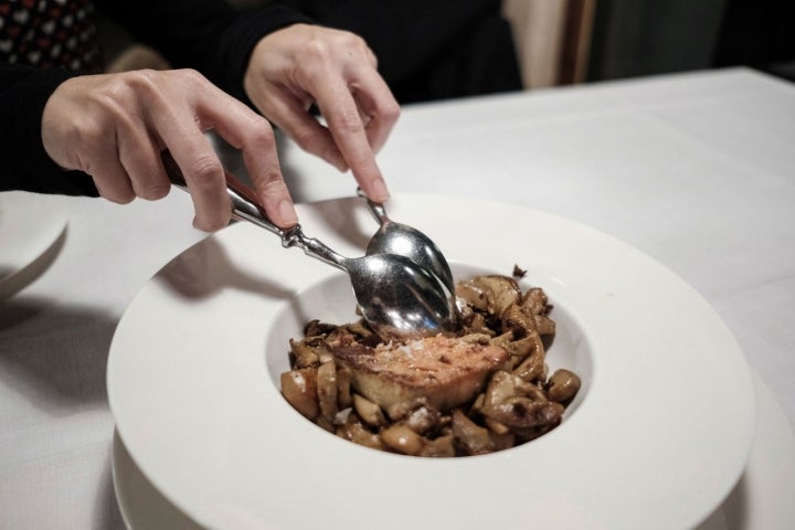 Boletus de temporada con 'foie' y yema de huevo de corral.