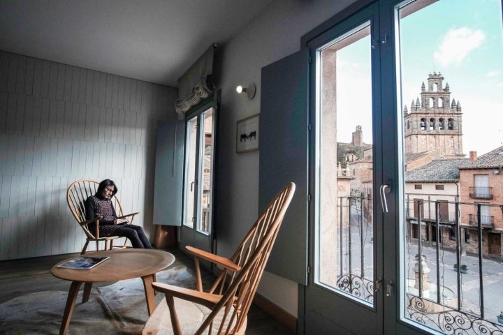 Los balcones de la habitación muestran la belleza histórica de Ayllón.