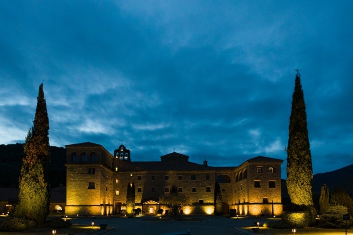 El Hotel Monasterio de Boltaña luce espectacular cuando cae la noche. 