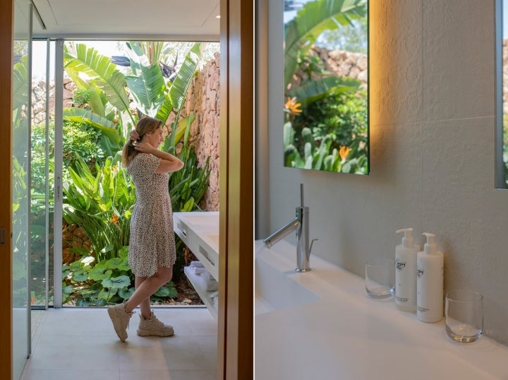 Chica peinándose en el baño del hotel.