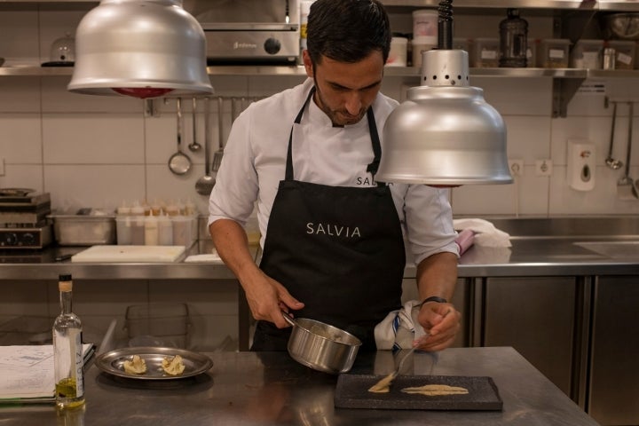 Pablo cocinando en su restaurante.