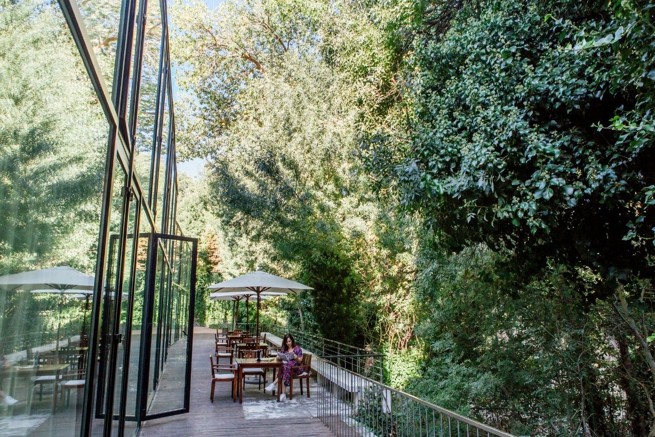 Un cubo de paredes de cristal alberga las 22 habitaciones del hotel. Todas se asoman al río.