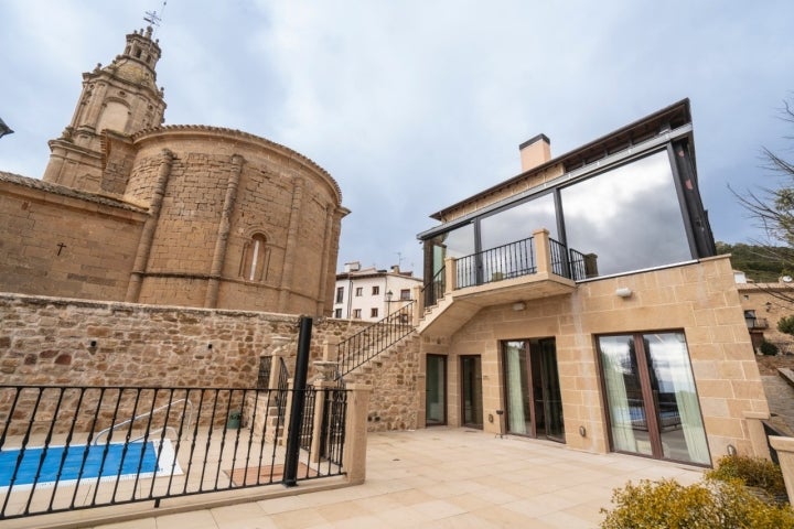 Piscina en el exterior del hotel