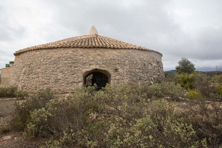 Antiguo nevero en el campo