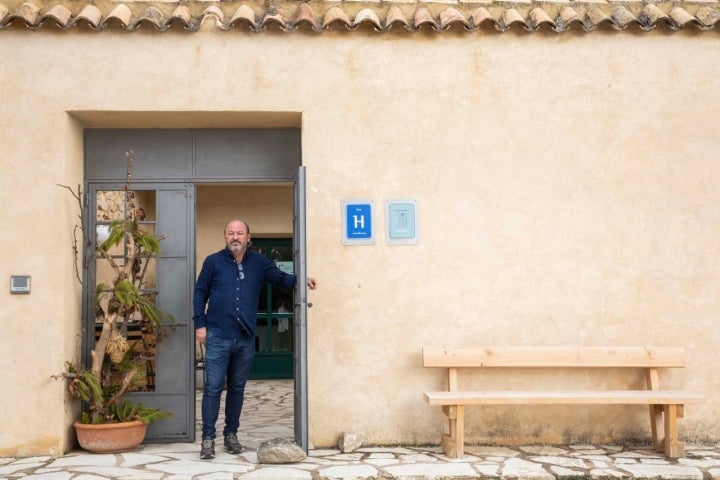 Luis Castillo García, en la puerta del hotel.