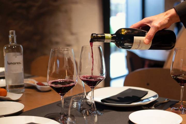 Casa Grande Hotel (Grañón, La Rioja): sirviendo un vino