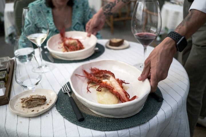 Carabinero de La Santa servido en un plato del menú degustación.