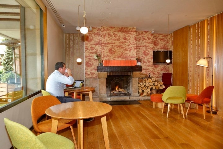 Hotel Echaurren. Saloncito con chimenea en la recepción.