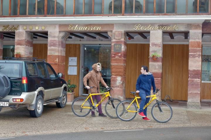 Hotel Echaurren. Exterior y servicio de bicicletas.