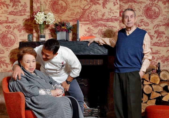 Hotel Echaurren. Francis Paniego junto a su madre, Marisa Sánchez, y su padre, Félix Paniego.