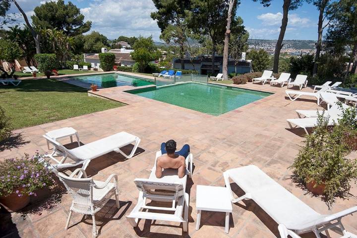 La piscina exterior está abierta todo el año, por demanda de los huéspedes extranjeros.